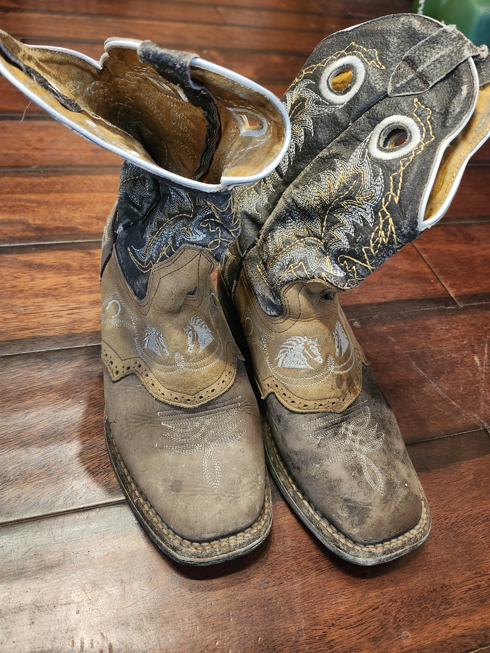 Source Unknown Kids Brown and Black Western Cowboy Boots with Yellow Embroidery